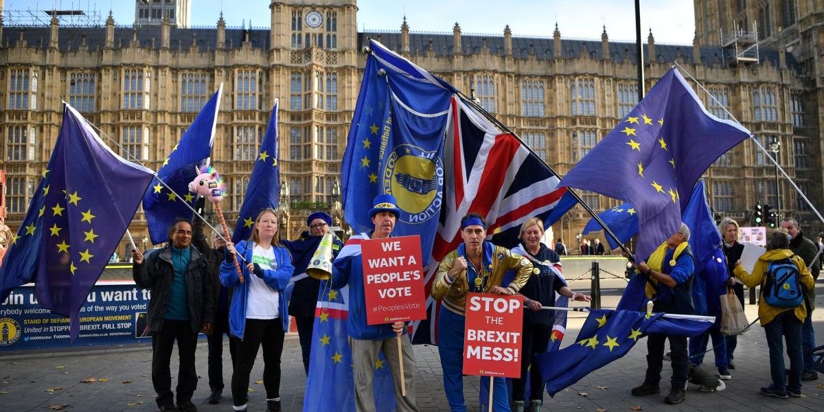 Manifestantes protestando en contra de la salida de Reino Unido de la Unión Europea frente al Parlamento británico. Muchos piden un nuevo referéndum.
