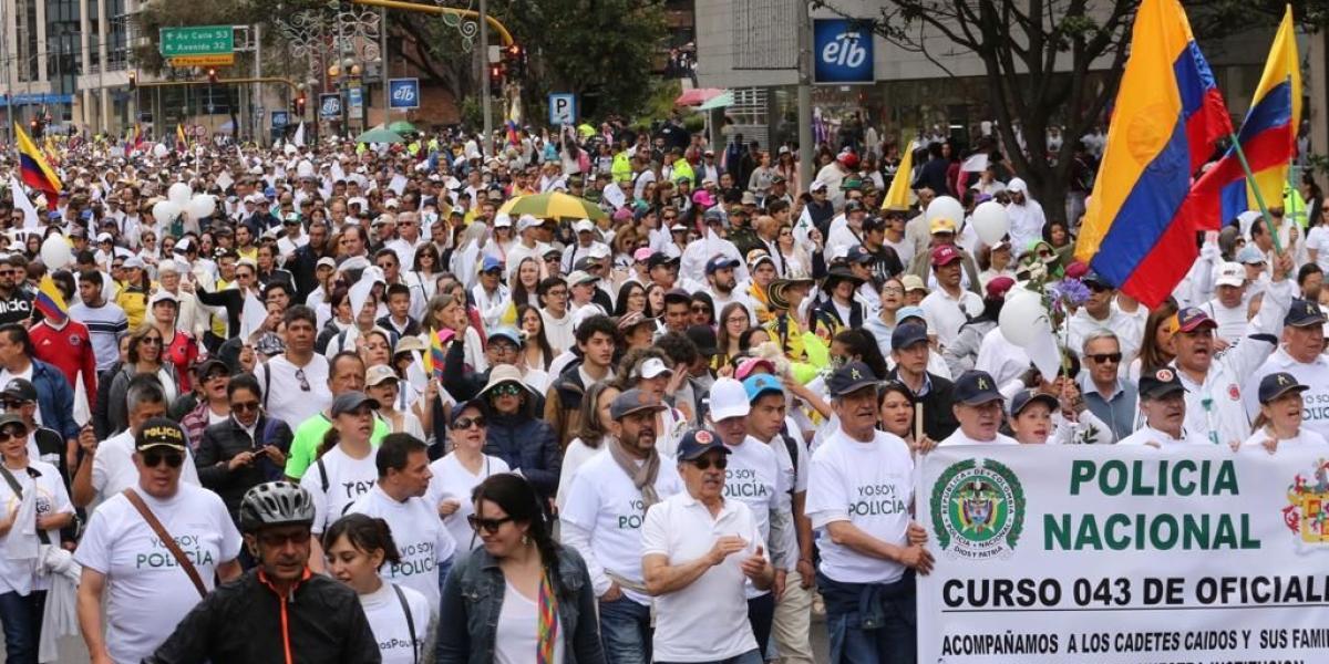 Luego del atentado de este jueves en la Escuela de Cadetes de Policía General Santander, en Bogotá, este domingo decenas de ciudadanos marcharán en las principales ciudades del país para apoyar a la Policía Nacional y las familias de las víctimas, así como en rechazo a la violencia y el terrorismo.