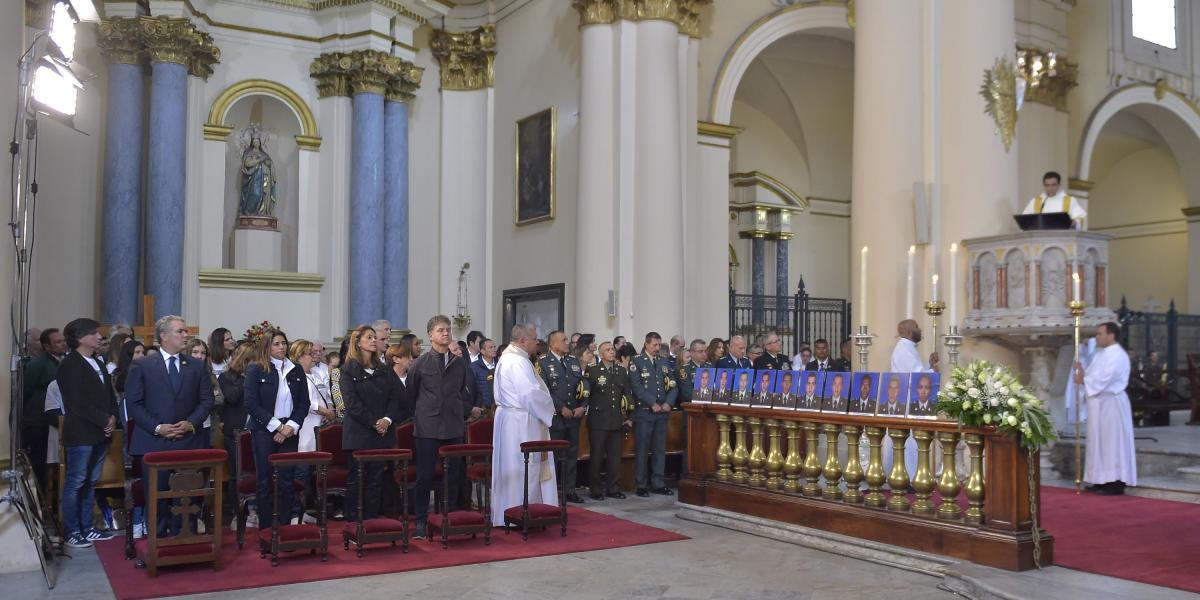 Durante la eucaristía estuvieron exhibidas las fotografías de los 21 cadetes que fueron víctimas del atentado
