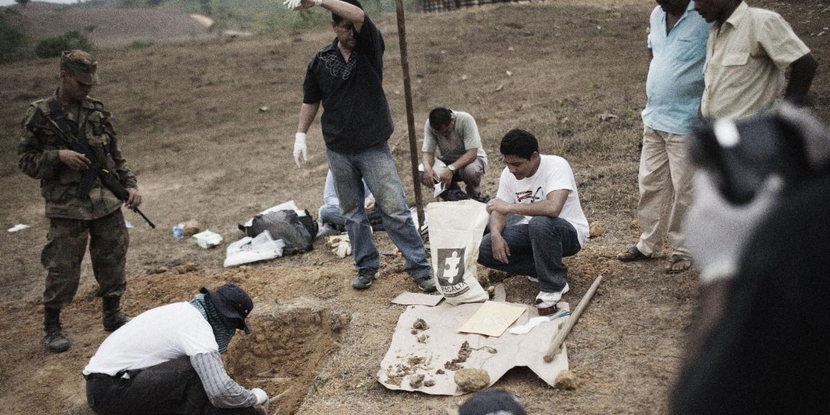 Exhumación de una mujer desaparecida. Tierradentro, Córdoba. 3 de marzo, 2007.
