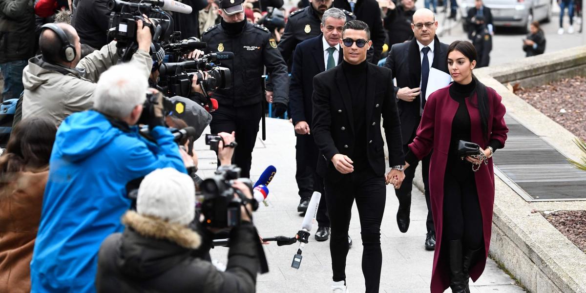 Ronaldo y su novia, Georgina Rodríguez, a su llegada a la audiencia a la que fue citado por evasión de impuestos.