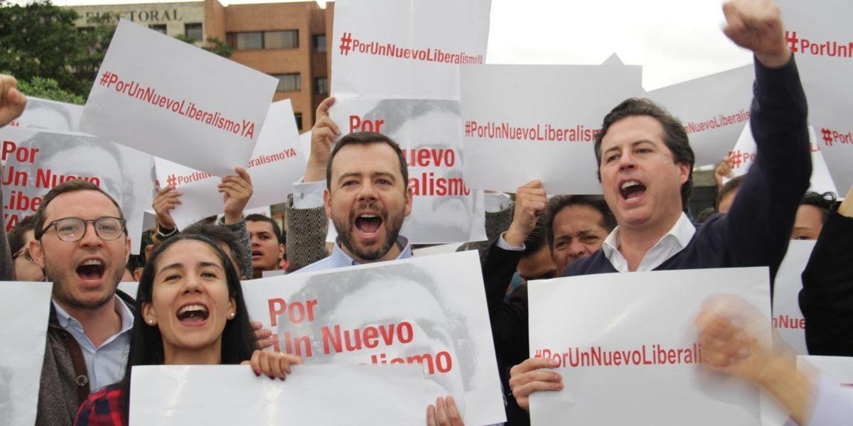 Carlos Fernando y Juan Manuel Galán protestaron en la sede el Consejo Nacional Electoral para que tomara una decisión sobre la personería jurídica del Nuevo Liberalismo.