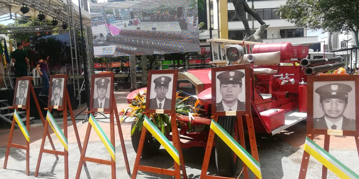 En la plaza Bolívar hubo una máquina de bomberos antigua con fotos de seis bomberos víctimas del terremoto. El alcalde Óscar Castellanos hizo una entrega floral en honor a los policías.