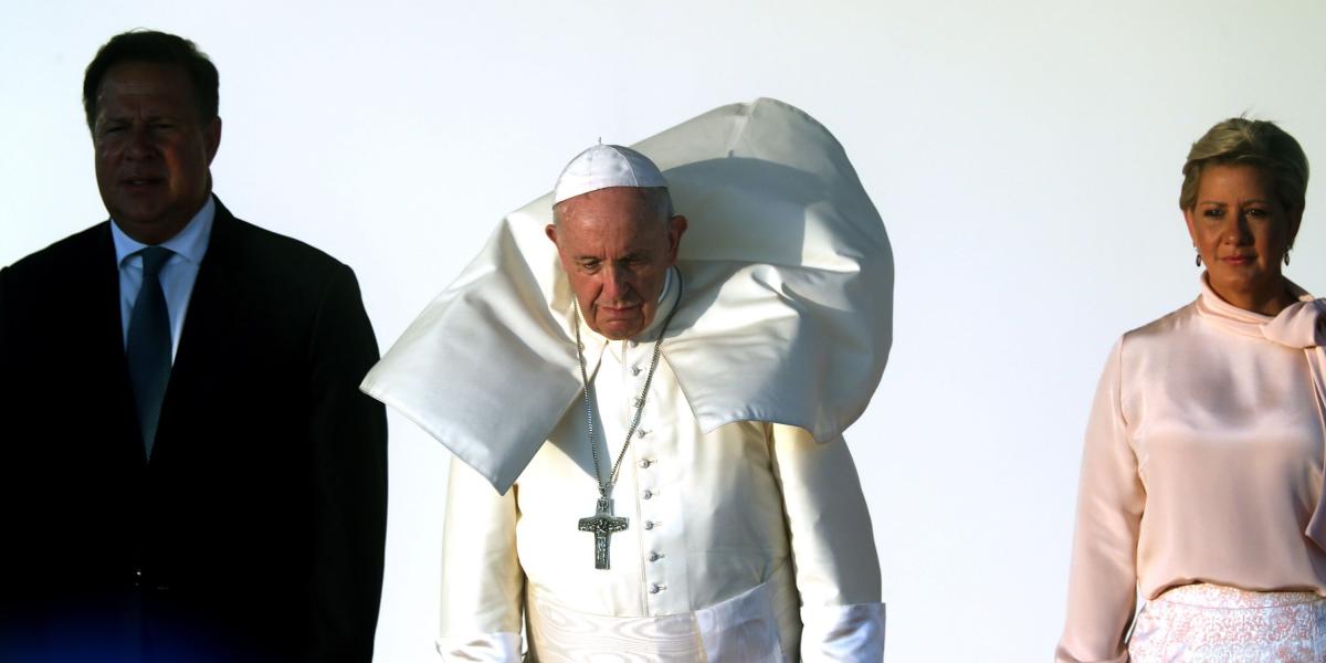 El papa Francisco (c), acompañado del presidente de Panamá, Juan Carlos Varela (i), y la primera dama, Lorena Castillo (d).