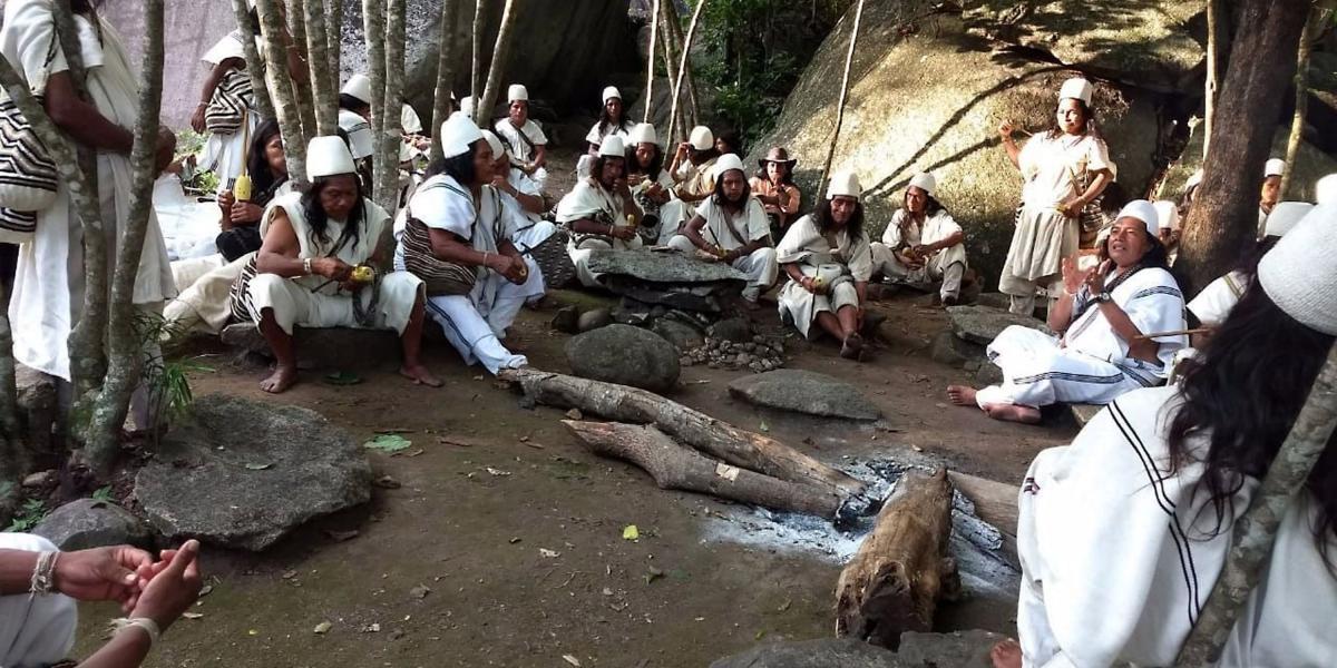 De acuerdo con Parques Nacionales dentro de la subregión de la Sierra Nevada habitan alrededor de 5.000 indígenas Wayúu, 9.000 Kogui y 18.000 Arhuacos.