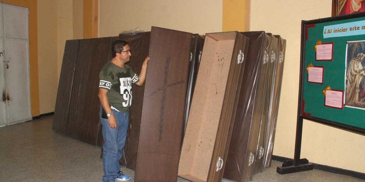 El padre Oswaldo Jaramillo ya tiene los ataúdes listos para hacer el sepelio colectivo en Villavicencio.