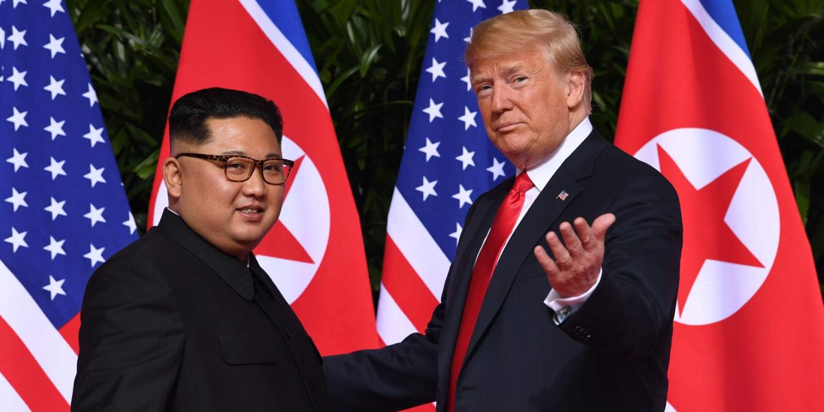 Donald Trump (d.) en su encuentro con el líder de Corea del Norte, Kim Jong-un en Singapur en junio del 2018.