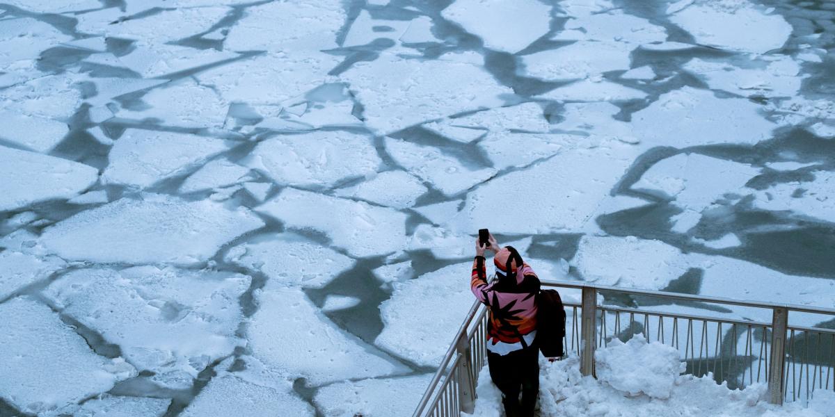 El lago de Chicago congelado por el fenómeno del vórtice polar.