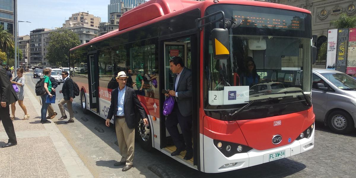 Los 200 buses eléctricos de Santiago de Chile ofrecen wifi y puntos USB para cargar celulares.