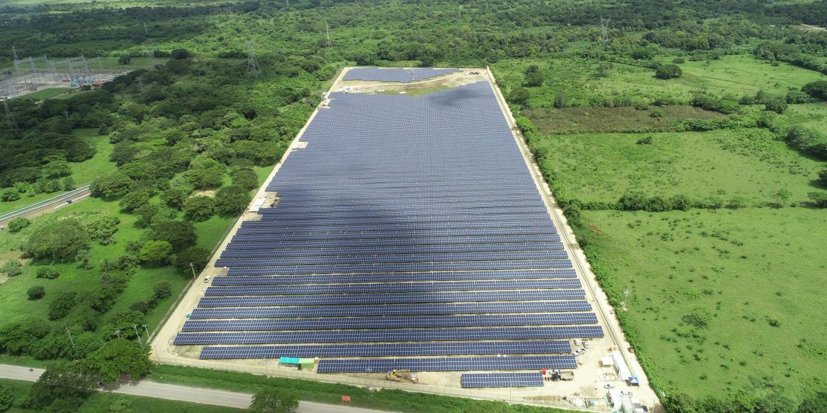El país se alista para dar un paso clave hacia una mayor generación eléctrica usando el sol y el viento. En la foto, el parque Celsia Solar Bolívar.