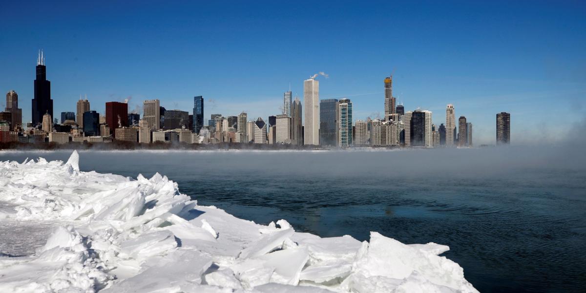 Fotografía que muestra la ciudad de Chicago mientras el vapor causado por las bajas temperaturas se eleva en el lago Michigan.