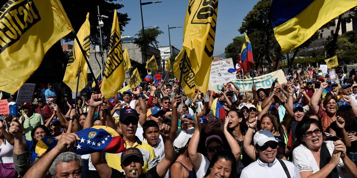 Activistas de la oposición se lanzan a las calles para respaldar los pedidos del líder de la oposición venezolana, Juan Guaido, para elecciones anticipadas, en Caracas el 2 de febrero de 2019.