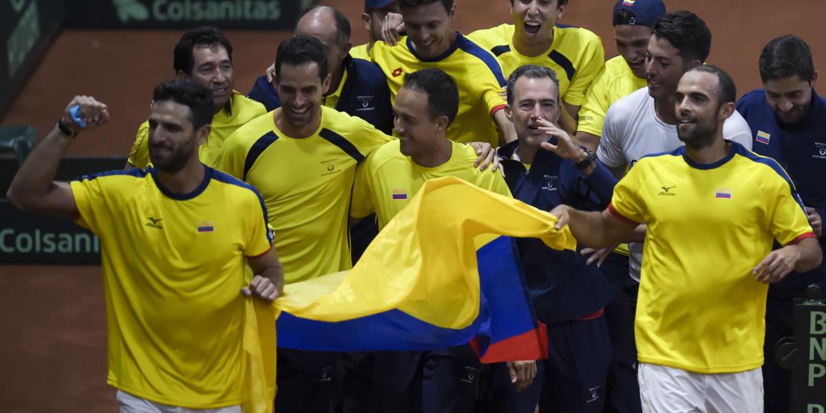 Equipo de Colombia en la Copa Davis celebra la clasificación.