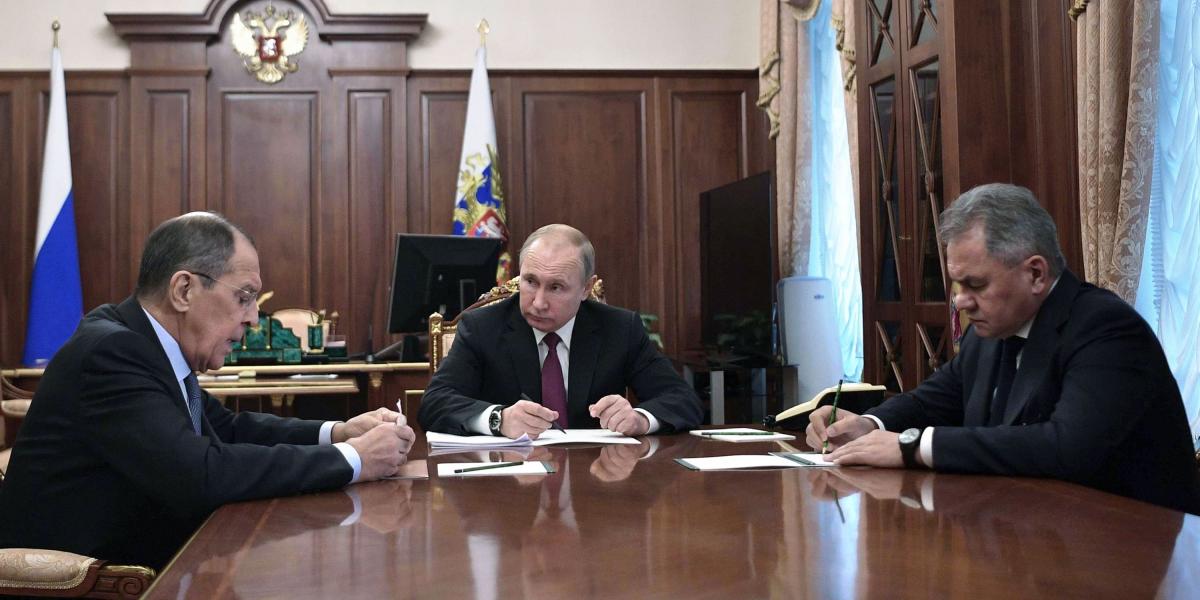 El presidente ruso, Vladimir Putin (centro), anunció su retiro del Tratado de fuerzas nucleares de rango intermedio.
