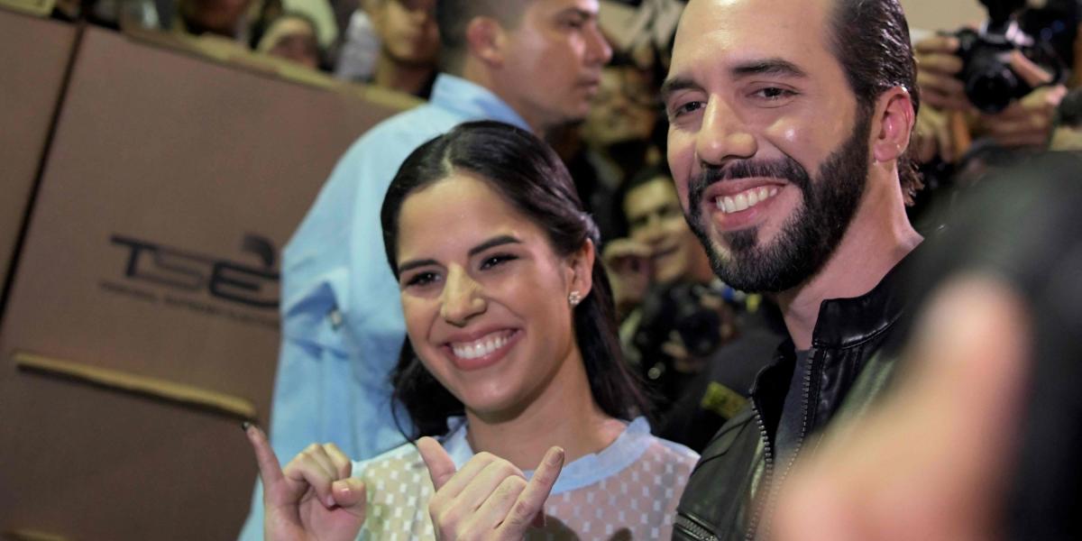 El candidato antisistema Nayib Bukele y su esposa, Gabriela Rodríguez, en el momento de votar.