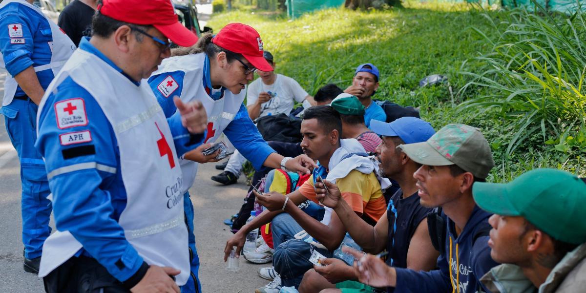 Voluntarios de la Cruz Roja seccional Santander asisten a inmigrantes venezolanos que vienen caminando desde Cúcuta y van de paso por Bucaramanga con rumbo a Bogotá o centro del país y para Medellín, Cali, Ecuador y Perú.