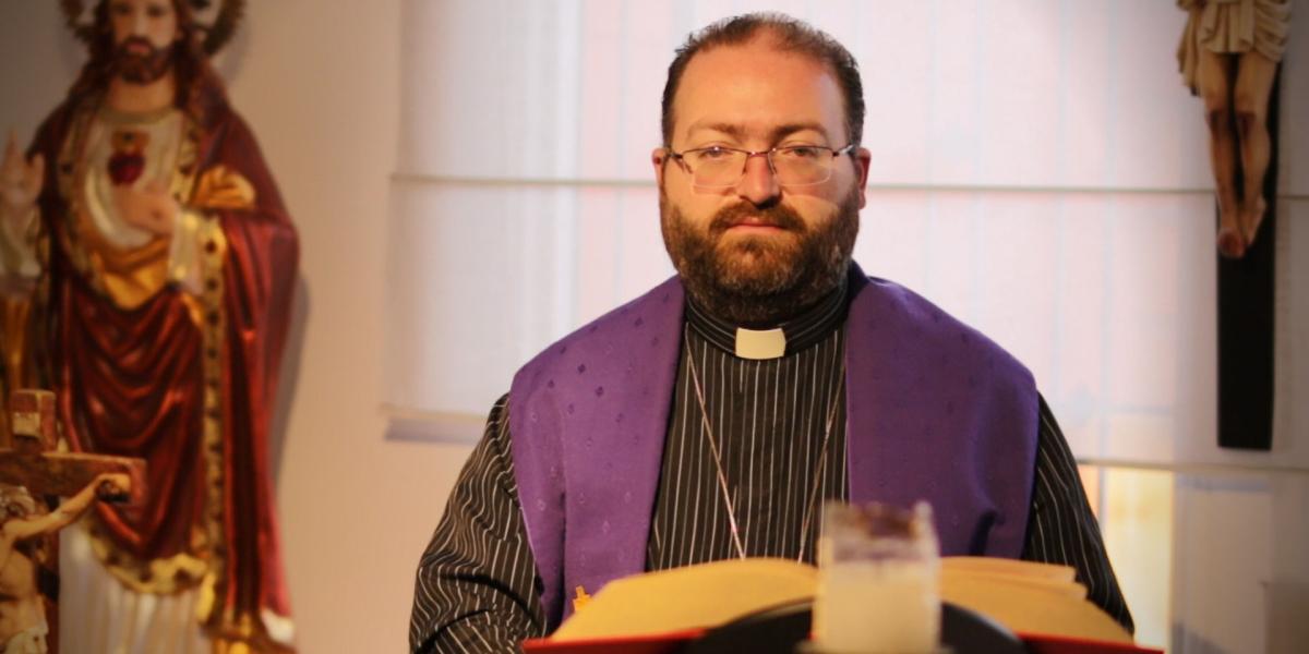 El sacerdote Andrés Tirado pertenece a la comunidad Iglesia Católica Apostólica Antigua, en la que se ordenó como Obispo en 2013.