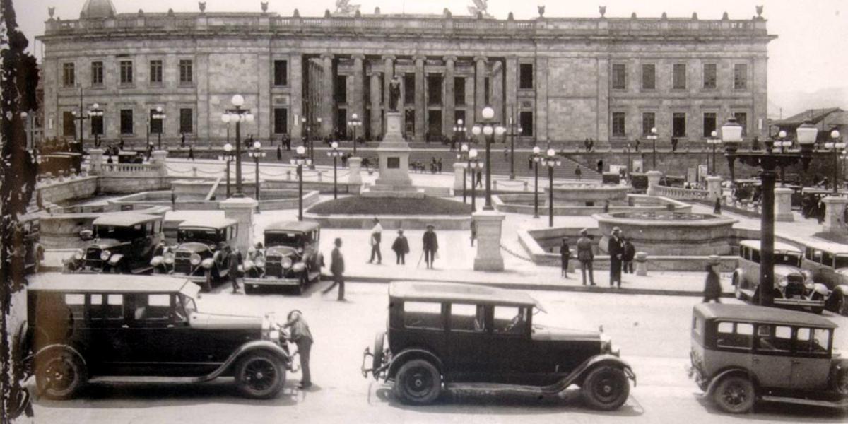 Esta foto muestra el Capitolio en 1930. Se ven los vehículos de la época y las piletas que estaban en la plaza de Bolívar.