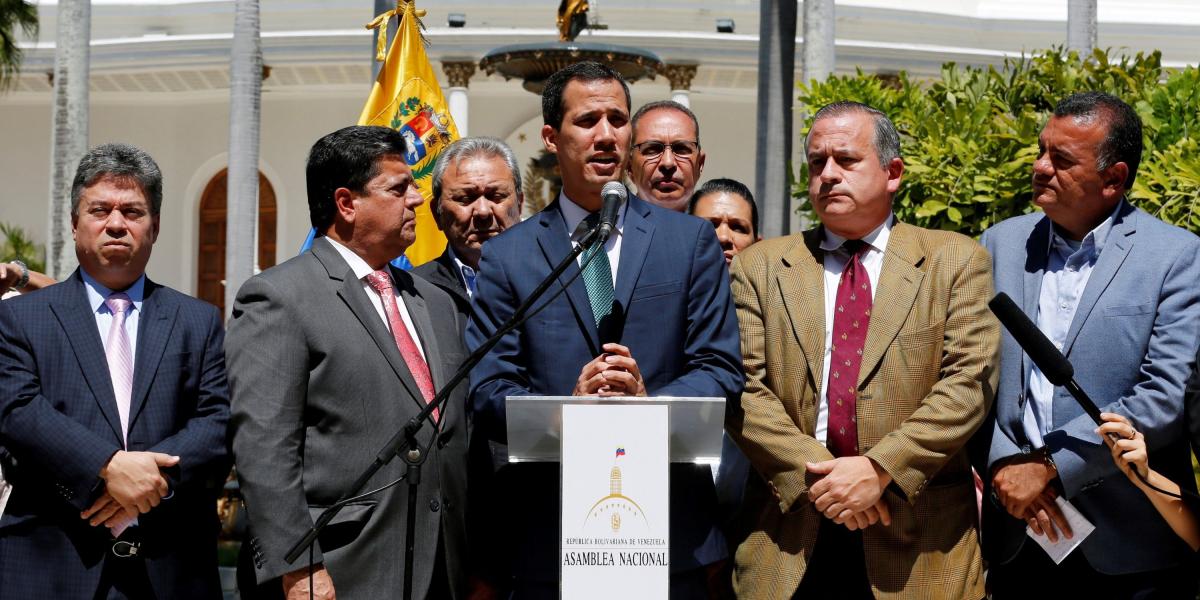 El presidente de la Asamblea Nacional, Juan Guaidó (c), quien se proclamó presidente interino de Venezuela hace casi dos semanas, ofrece declaraciones este lunes en Caracas (Venezuela).