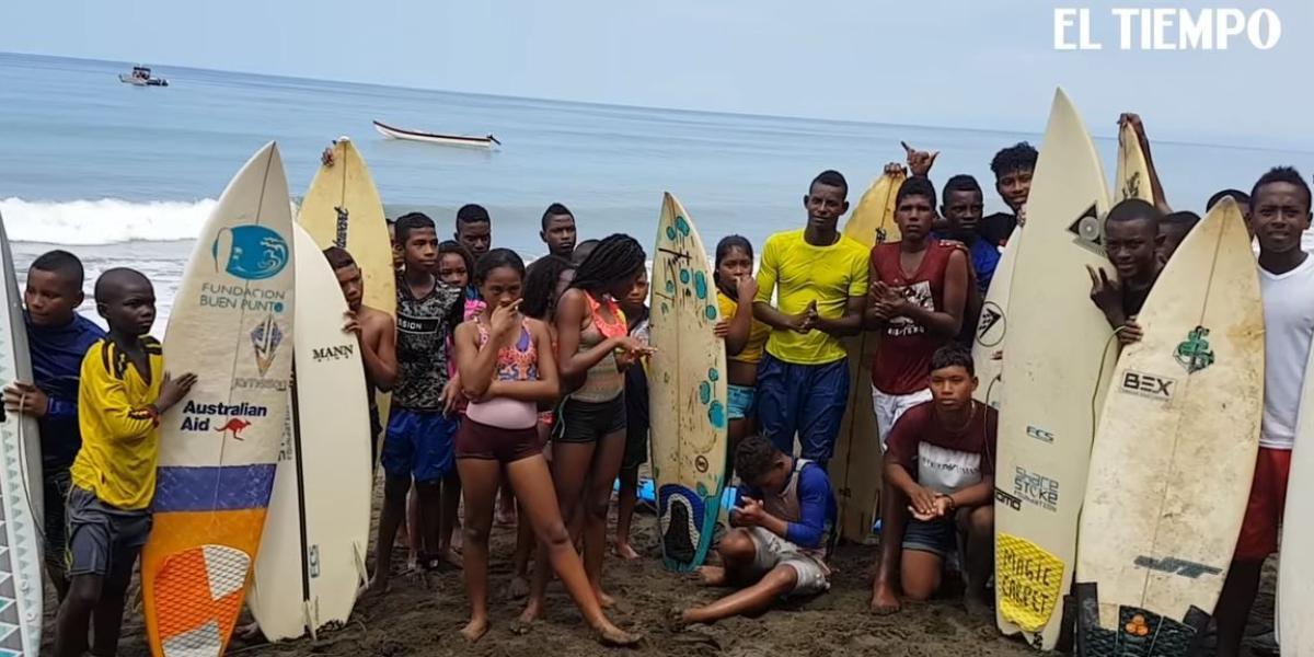 La alegría de los niños del Chocó a través de las tablas de surf gracias a la ayuda de la embajada de Australia en Colombia.