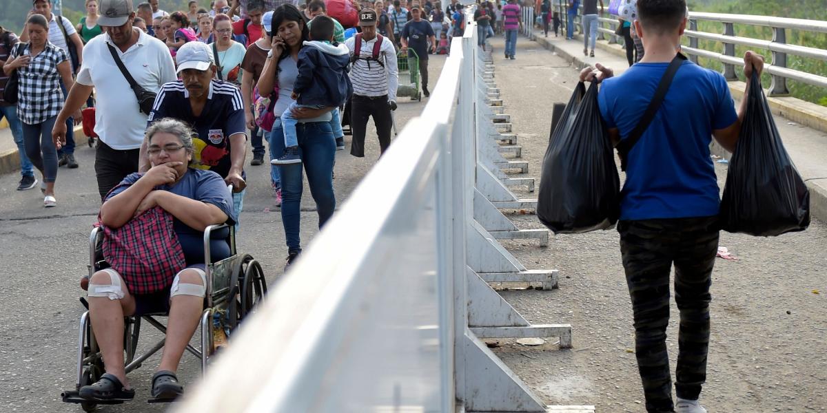Ciudadanos cruzan en puente internacional Simón Bolívar entre en la frontera entre Cúcuta y la ciudad venezolana de Táchira.