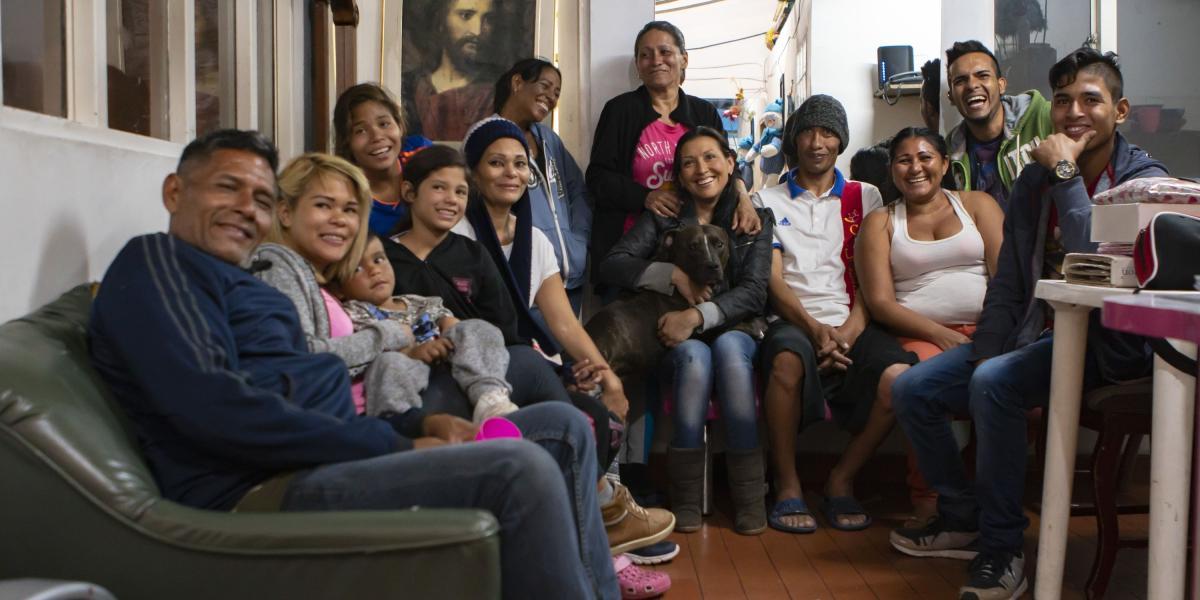 Mery (c) con algunos de las 20 personas que viven en su casa en el noroccidente de Bogotá.