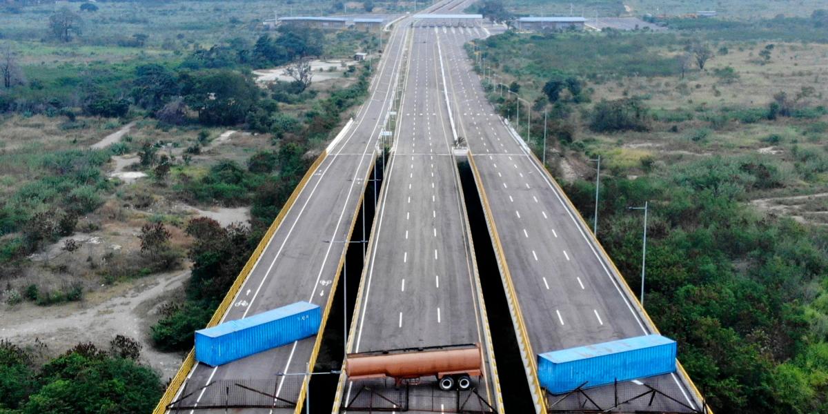 El puente fronterizo de Tienditas entre Colombia y Venezuela y que fue bloqueado por la Guardia Nacional venezolana para impedir el paso de ayuda humanitaria.
