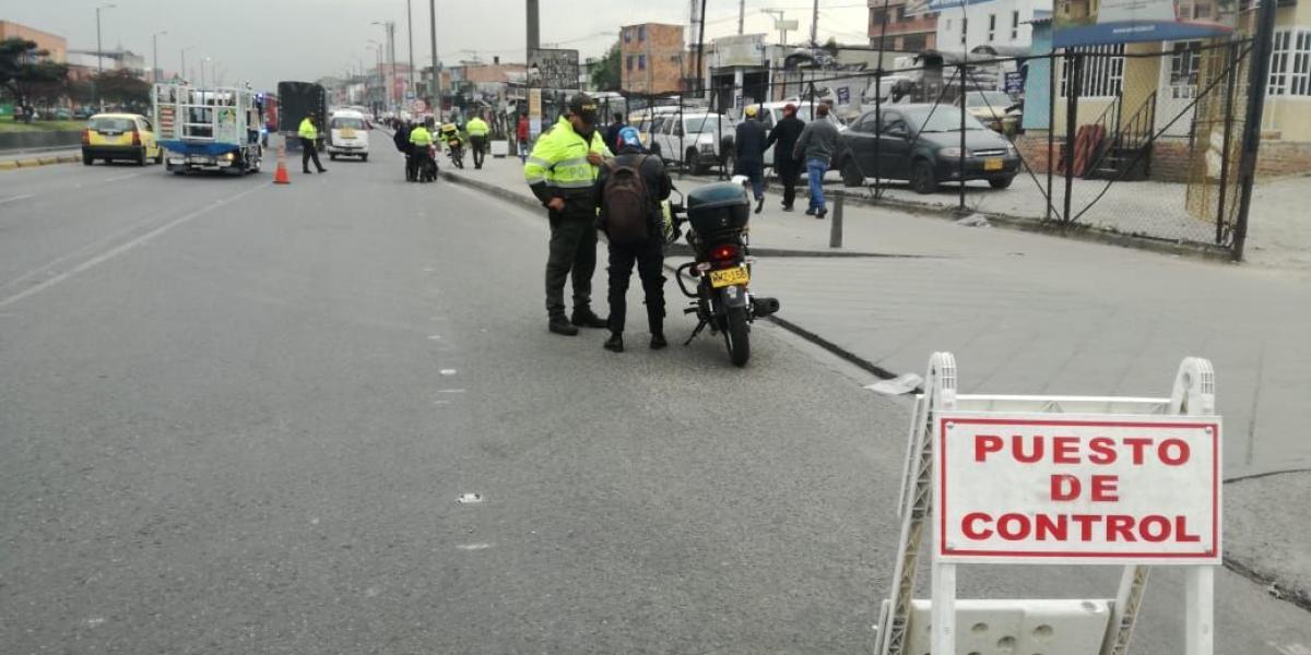 Desde las 6:00 a.m., la Policía de Tránsito de Bogotá instaló un puesto  de control en la avenida ciudad de Cali con calle 42 sur para controlar el día sin carro.