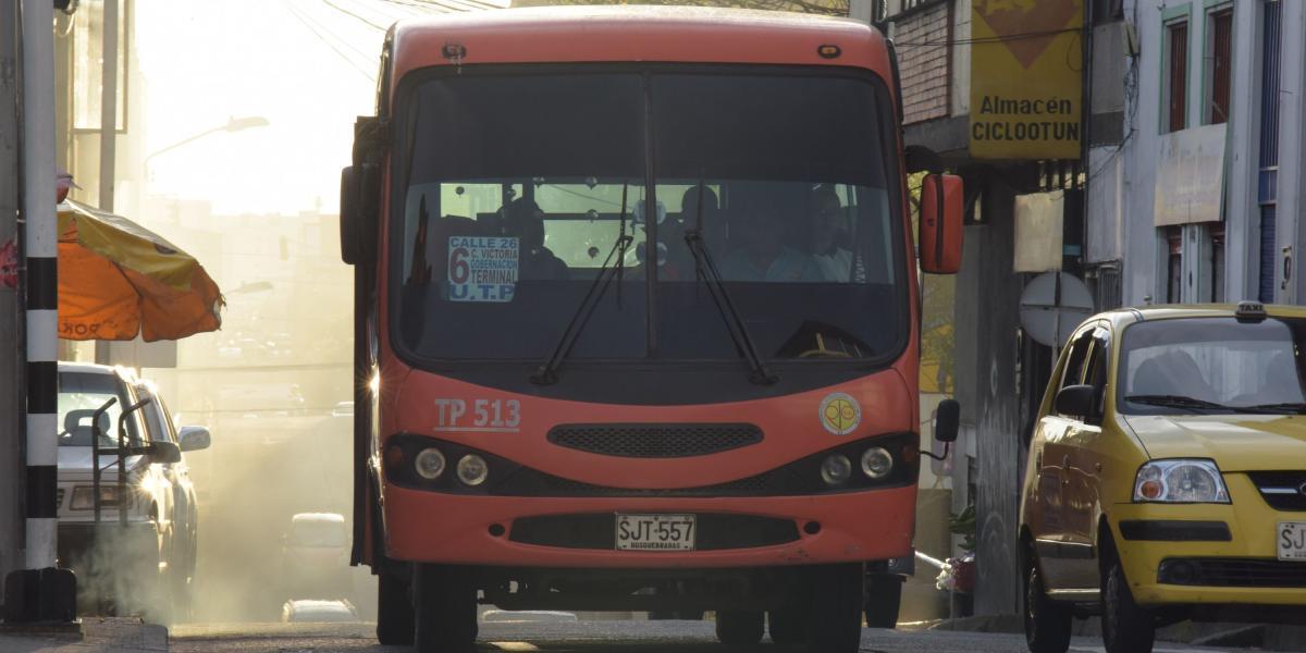 Los vehículos de servicio público son algunos de los factores de la contaminación ambiental en Pereira.