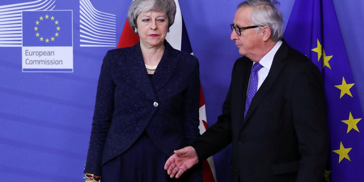 El presidente de la Comisión Europea, Jean-Claude Juncker, junto a la primera ministra del Reino Unido Theresa May este 7 de febrero en Bruselas.