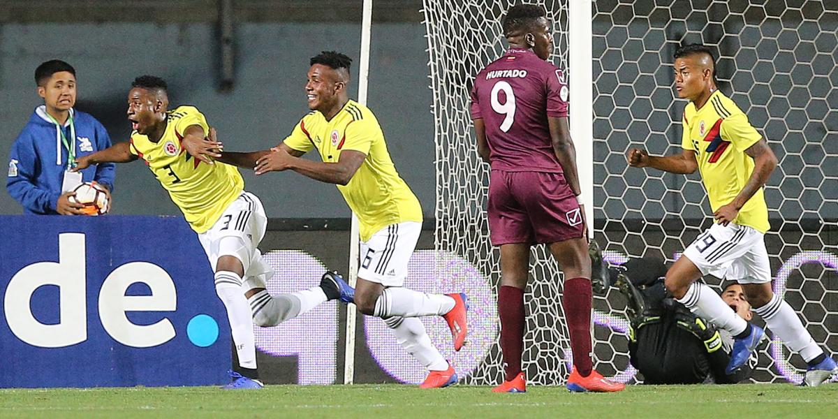 Andrés Felipe Reyes (3) celebra el primer gol de Colombia frente a Venezuela, en el Suramericano Sub-20.