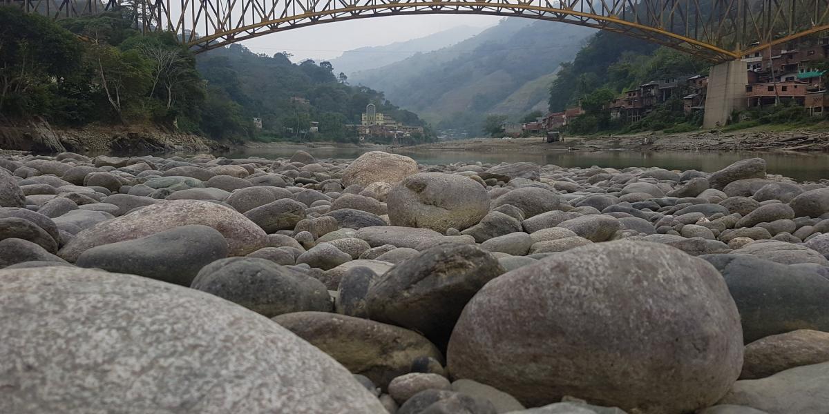 En pequeño lago entre grandes rocas fue lo que quedó del Cauca a su paso por el puente de Puerto Valdivia, Antioquia, el pueblo más afectado.