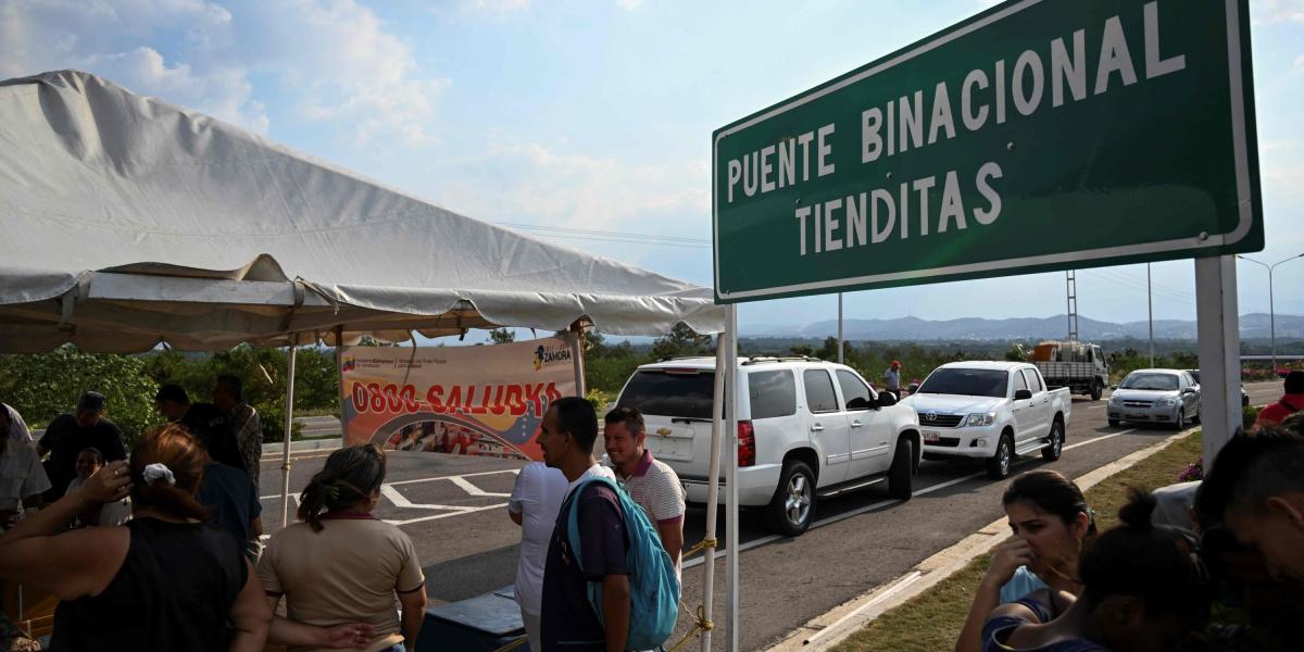 Miembros de la Guardia Nacional de Venezuela custodiaban ayer el puente de Tiendita, en la frontera con Cúcuta, bloqueado desde la semana pasada del lado venezolano.
