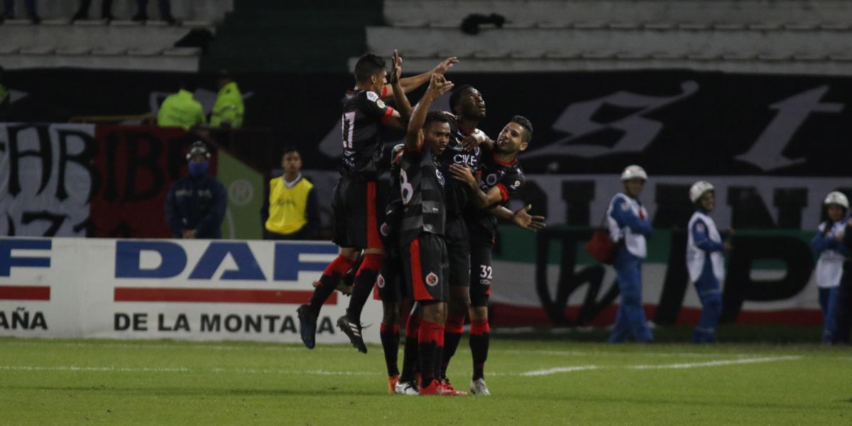 Los jugadores del Cúcuta Deportivo celebran uno de los goles.