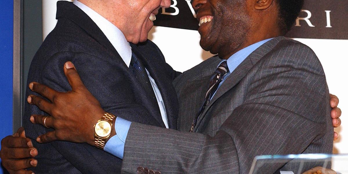 Pelé se abraza con Gordon Banks.