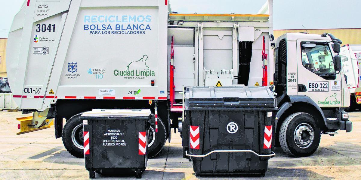 Los contenedores para las basuras se empezaron a instalar en octubre del año pasado. En estos, los ciudadanos pueden desechar el material reciclable y los desechos orgánicos por separado.