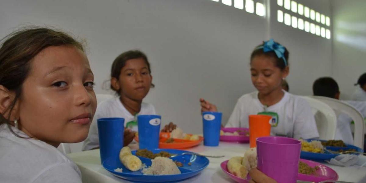 El caso más crítico se presentó el pasado martes en la Institución Educativa Inem Lorenzo María Lleras, donde el suplemento nutricional fue arroz, yuca y rodajas de tomate y pepino.