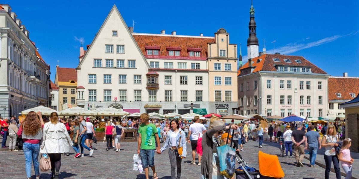 Cada sábado, en la plaza del ayuntamiento de Tallin (Estonia), hay una feria para locales y viajeros.