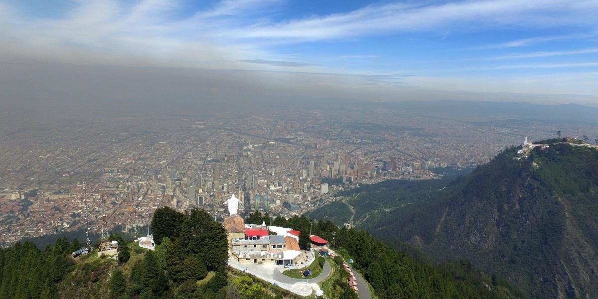 Esta imagen de Bogotá contaminada en el occidente fue captada en febrero del 2017 desde el cerro de Guadalupe.
