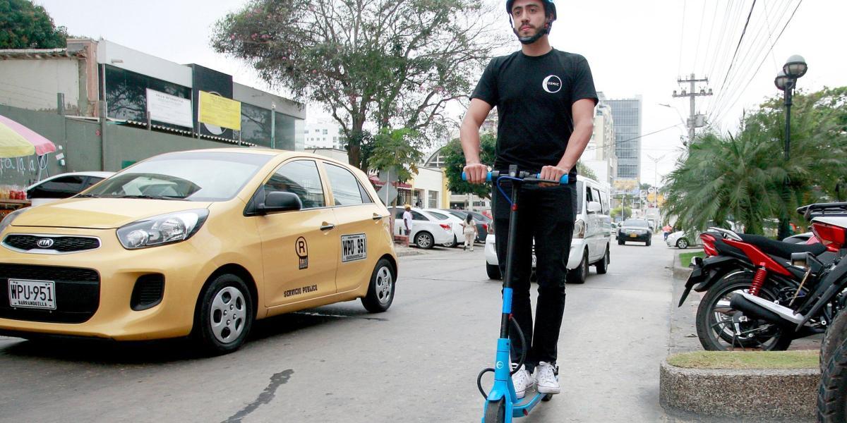 Pedro Virgüez, de Cosmic Go, prueba las patinetas en calles de Barranquilla para encontrarle el mejor uso. En el segundo semestre de este año se tiene planeado entrar en servicio.