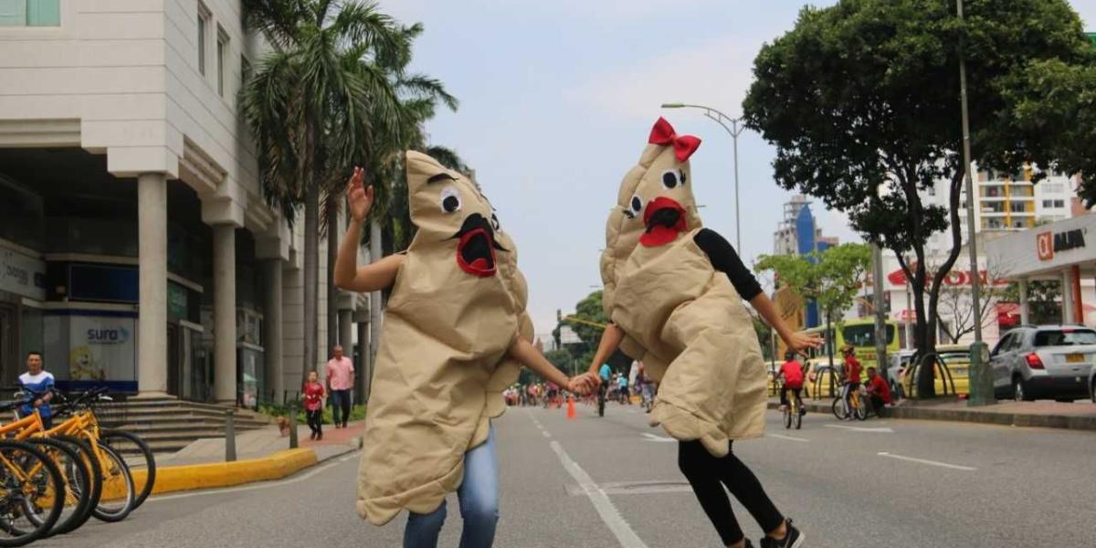 El disfraz de empanada fue la sensación este domingo en la ciclovía de Bucaramanga.