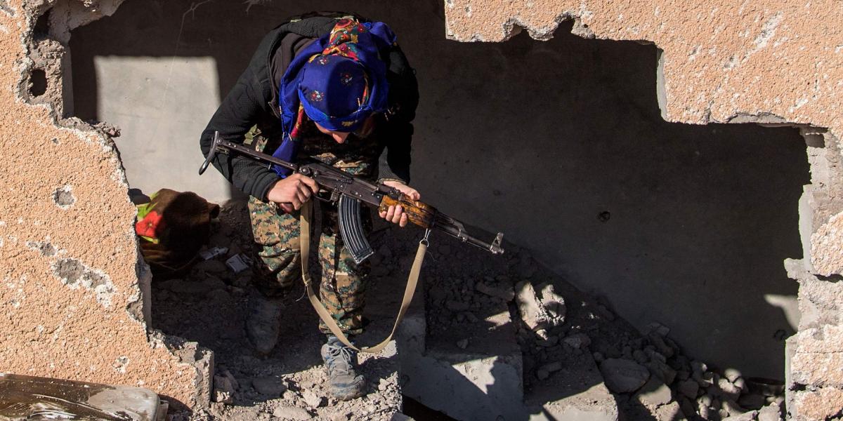Un combatiente kurdo inspecciona un edificio en el área de Baghuz, último bastión del grupo Estado Islámico en Siria.
