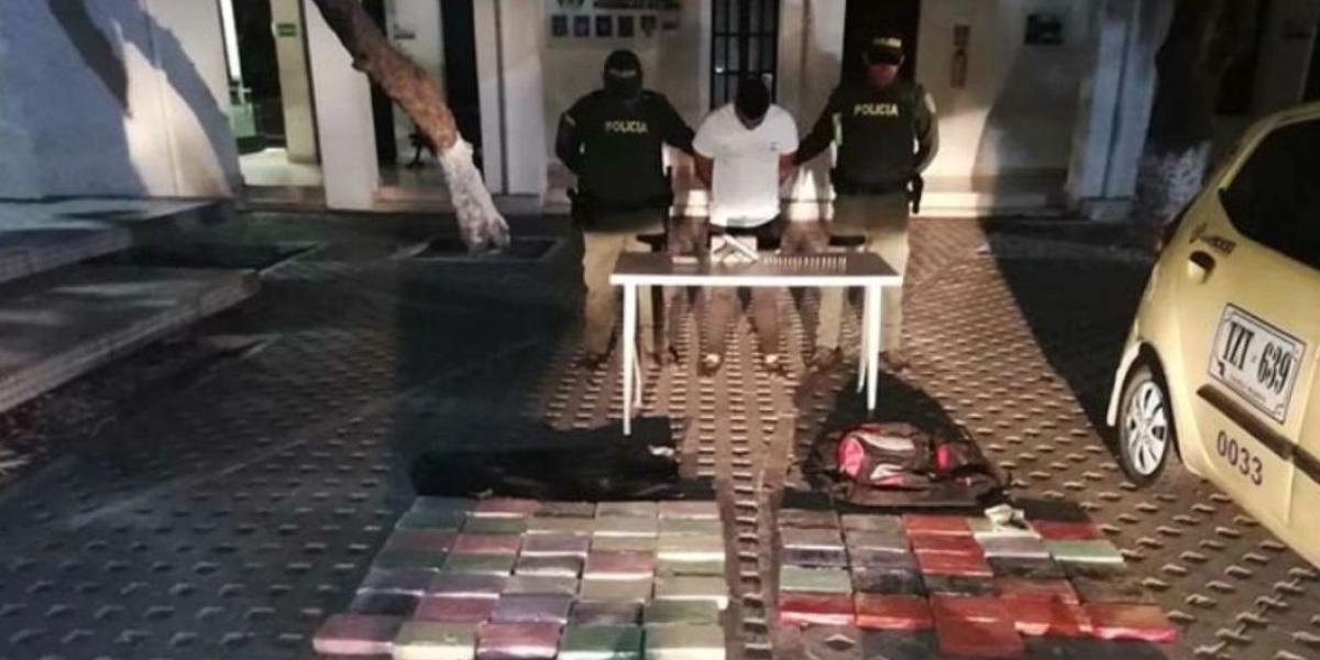Al interior de un taxi Policía de Santa Marta incautó 106 kilos de cocaína que llevan rumbo al puerto de la ciudad para ser exportada a otro país.