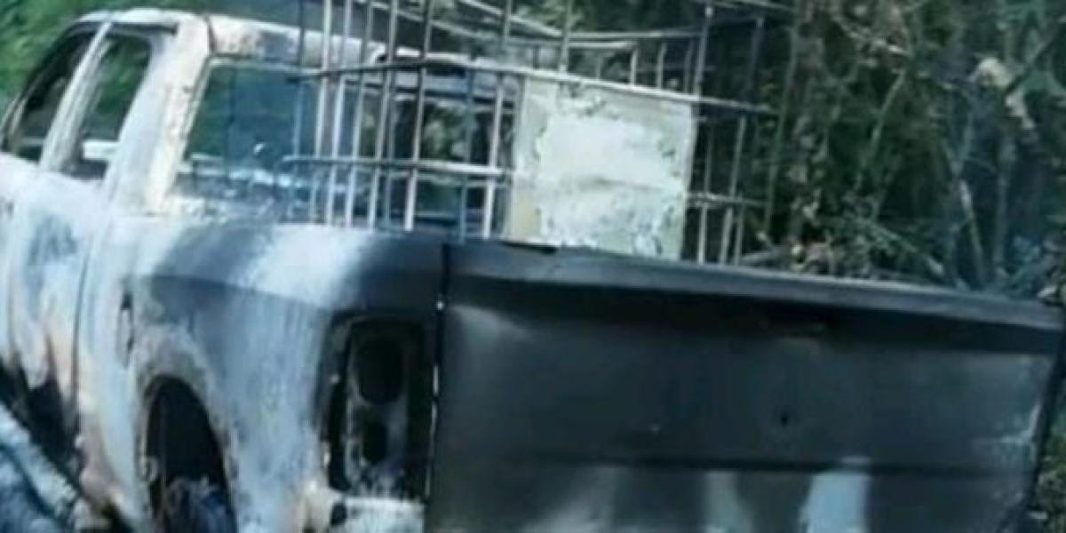 La camioneta incinerada por hombres armados que expresaron hacer parte de las disidencias de las Farc.