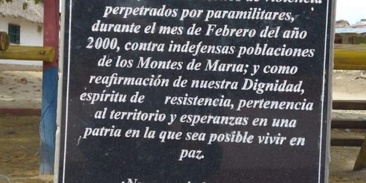 Esta placa en Canutal en el municipio de Ovejas (sucre)  escenario de la masacre, recuerda a sus víctimas.