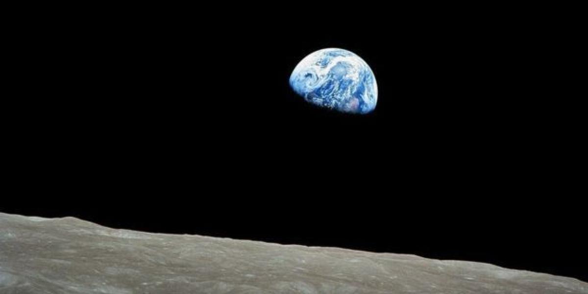 La conocida imagen "Earthrise" o "Amanecer de la Tierra", de diciembre de 1968, es una de las tantas fotos que muestran a nuestro planeta con forma esférica.