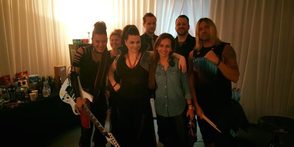 Ximena (de camisa azul) junto a Amy Lee y la banda Evanescence.
