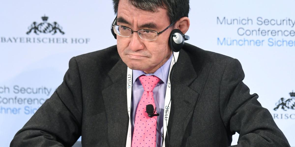 El ministro de relaciones exteriores de Japón: Taro Kono.
