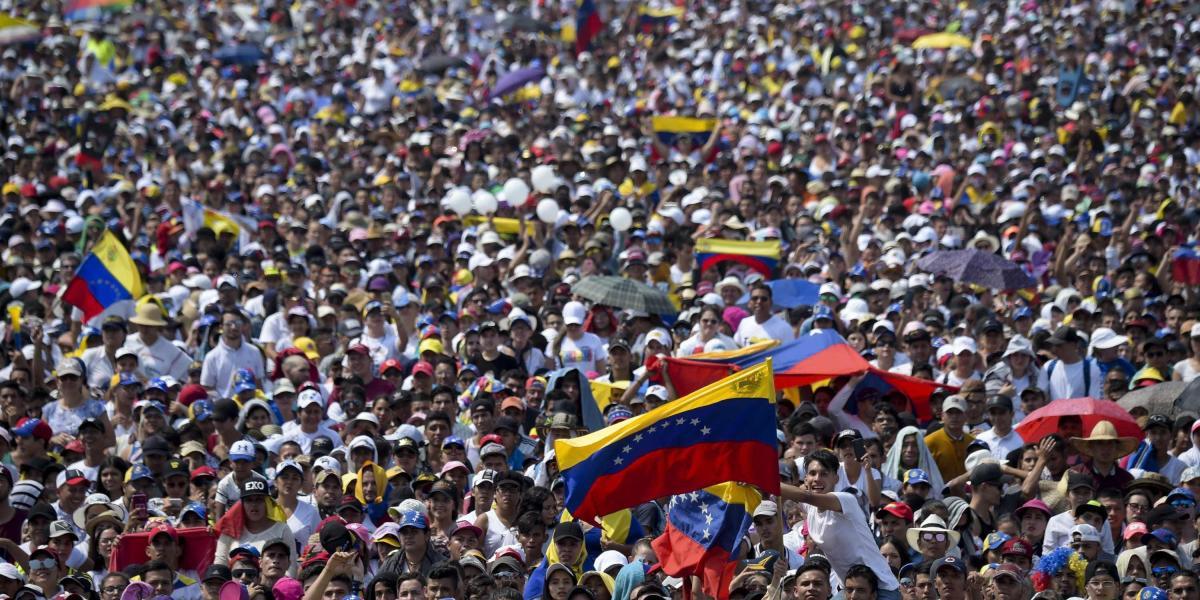 Imagen de los asistentes al concierto 'Venezuela Aid Live', en el lado de la frontera colombiana, el viernes 22 de febrero.