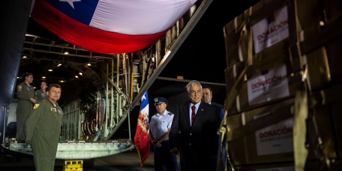 El avión proveniente de Chile fue cargado con “casi 9 toneladas” de ayuda humanitaria, dijo el presidente Sebastián Piñera.